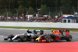 Nico Rosberg, Mercedes AMG F1 W07 Hybrid en Max Verstappen, Red Bull Racing RB12, strijden om positi