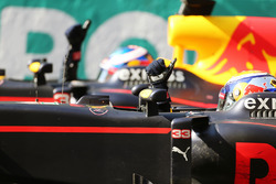 Max Verstappen, Red Bull Racing RB12 festeggia con il compagno di squadra e vincitore Daniel Ricciar