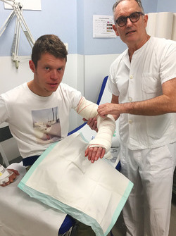 Tito Rabat con los doctores Mir y Charte en el Hospital Universitari Quiron Dexeus de Barcelona