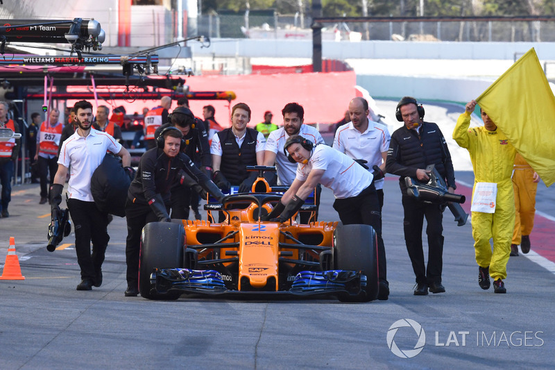 La voiture de Stoffel Vandoorne, McLaren MCL33 est poussée dans la voie des stands