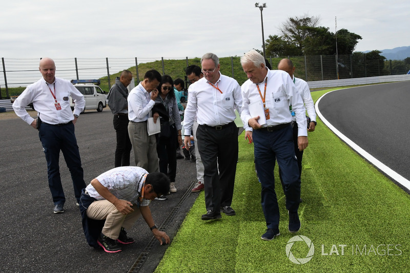 Charlie Whiting, FIA Delegesi, gider kapağına bakıyor