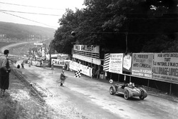 Damalı bayrak: Yarış galibi St. John Horsfall, Leslie Johnson, Aston Martin