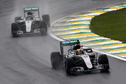 Lewis Hamilton, Mercedes AMG F1 W07 Hybrid; Nico Rosberg, Mercedes AMG F1 W07 Hybrid