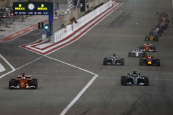 Sebastian Vettel, Ferrari SF70H; Valtteri Bottas, Mercedes AMG F1 W08; Lewis Hamilton, Mercedes AMG