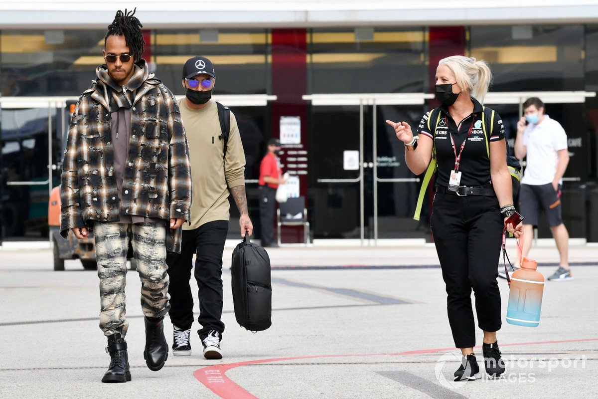 Lewis Hamilton arriva in pista ad Austin seguito da Angela Cullen