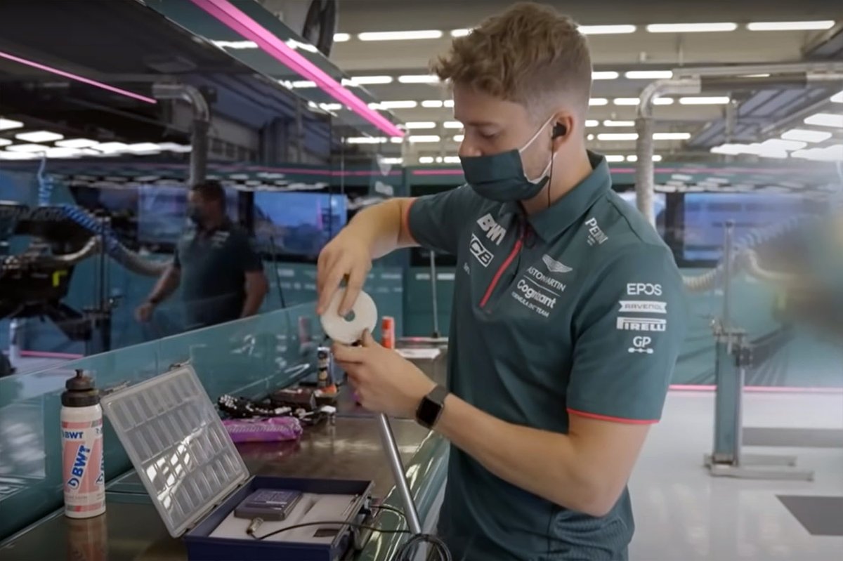 Dettaglio della dima dell'Aston Martin per il controllo dell'ala posteriore