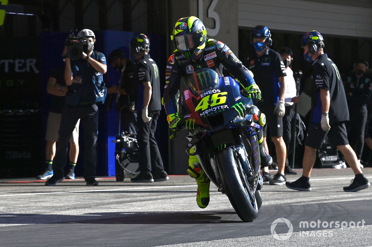 Pembalap Monster Energy Yamaha, Valentino Rossi, memacu motor M1 miliknya keluar dari paddock MotoGP.