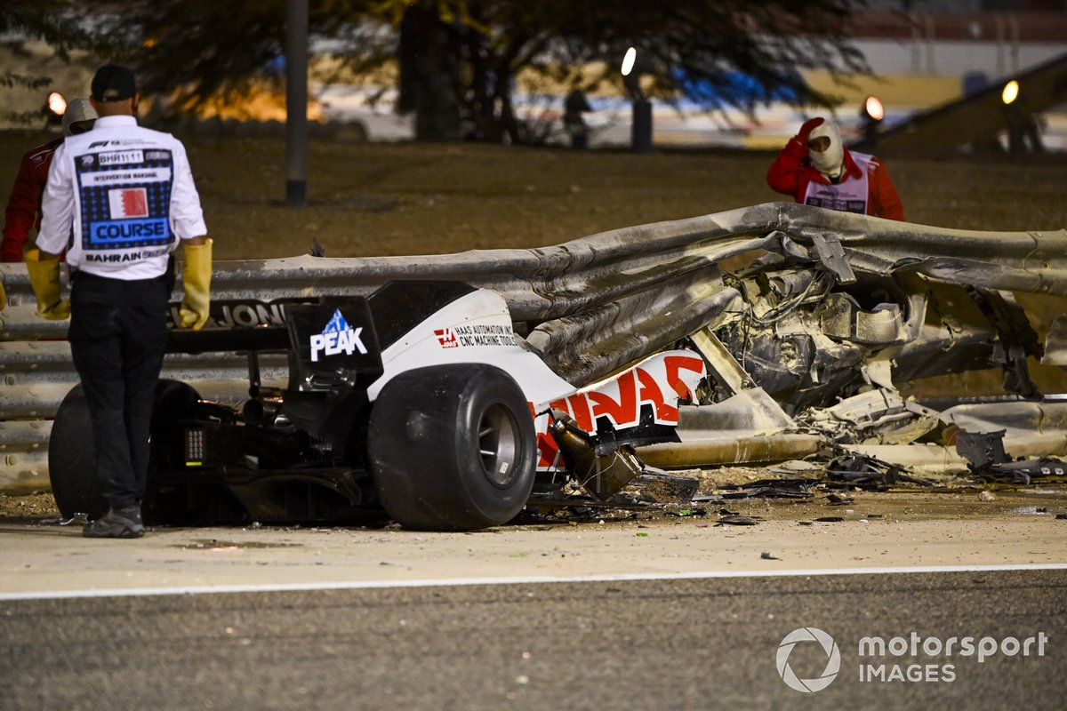 Kerusakan mobil Romain Grosjean, Haas VF-20, setelah kecelakaan mengerikan di lap pertama.