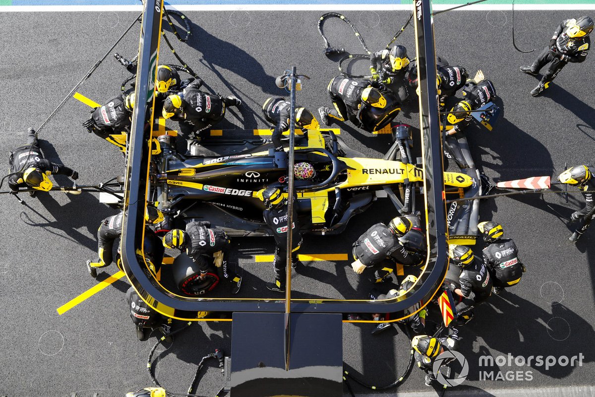Daniel Ricciardo, Renault F1 Team R.S.20, makes a pit stop