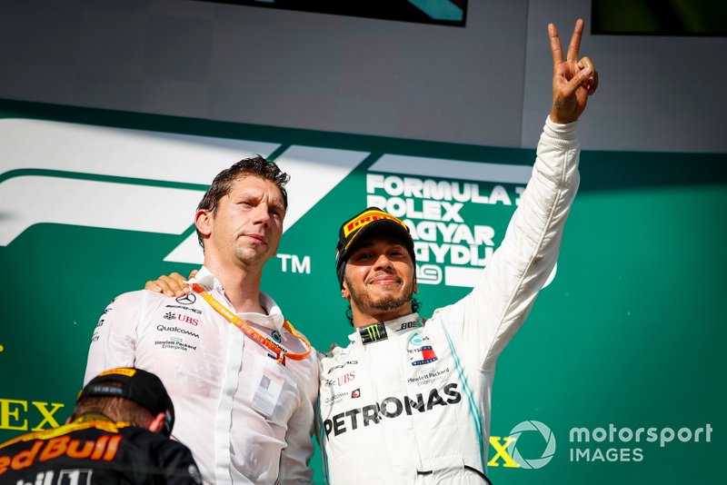 Podio: James Vowles, Director de Estrategia de Motorsport, Mercedes AMG F1 y el ganador de la carrera Lewis Hamilton, Mercedes AMG F1 celebran
