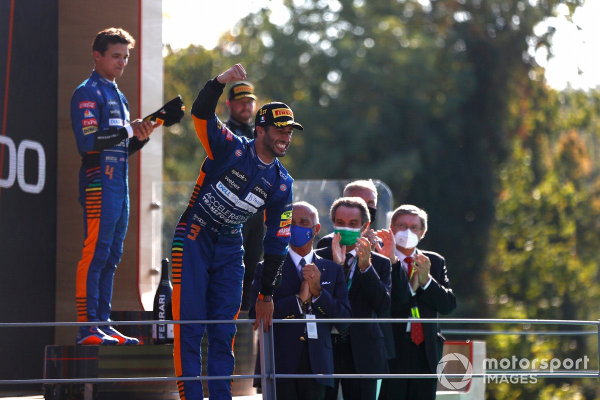 Daniel Ricciardo, McLaren, merayakan kemenangan F1 GP Italia di podium bersama Lando Norris, McLaren, yang finis di P2.