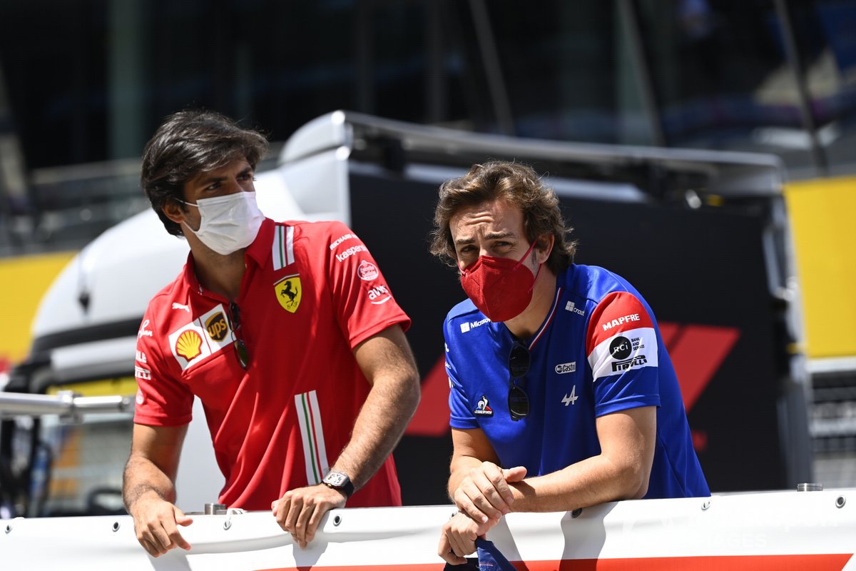 Fernando Alonso, Alpine F1, bersama Carlos Sainz Jr., Ferrari