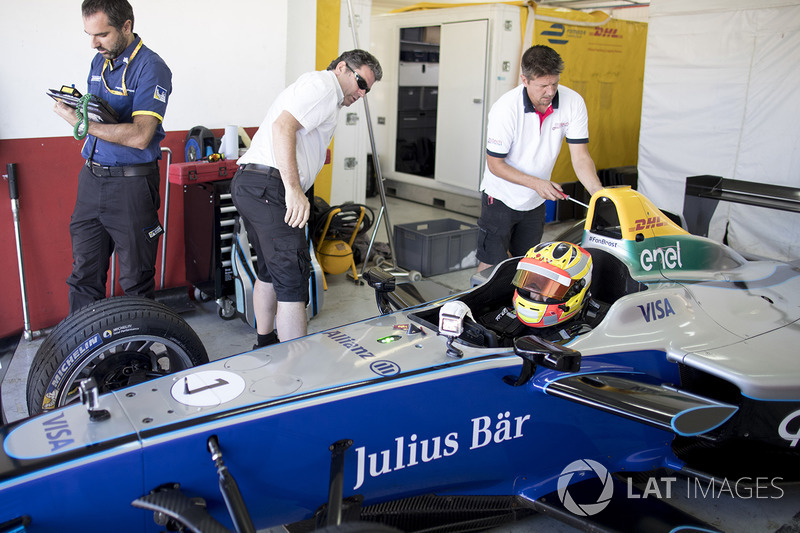 Apakah Anda senang mengemudikan mobil FE yang berbeda dengan F1?