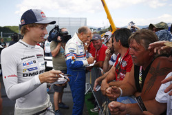 Brendon Hartley e Hans-Joachim Stuck firmano autografi