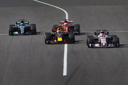 Esteban Ocon, Sahara Force India F1 VJM10, Daniel Ricciardo, Red Bull Racing RB13, Valtteri Bottas,