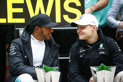 Lewis Hamilton, Mercedes AMG, feiert mit Valtteri Bottas, Mercedes AMG, und dem Team