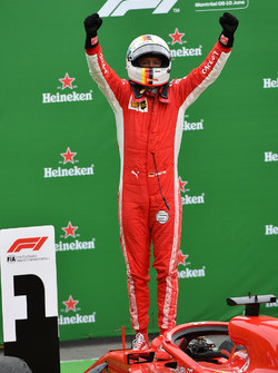 El ganador de la carrera Sebastian Vettel, Ferrari SF71H celebra en el parque cerrado