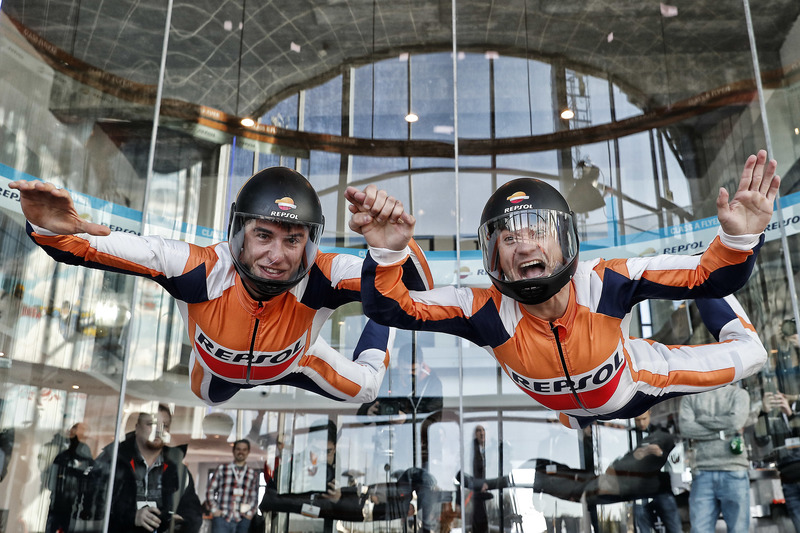 Марк Маркес та Дані Педроса під час урочистого заходу Repsol у Fly Madrid
