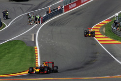 Daniel Ricciardo, Red Bull Racing RB12, voor teamgenoot Max Verstappen, Red Bull Racing RB12