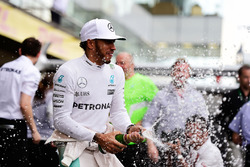 Racewinnaar Lewis Hamilton, Mercedes AMG F1, viert feest met het team