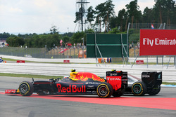 Nico Rosberg, Mercedes AMG F1 W07 Hybrid e Max Verstappen, Red Bull Racing RB12 lottano per la posiz