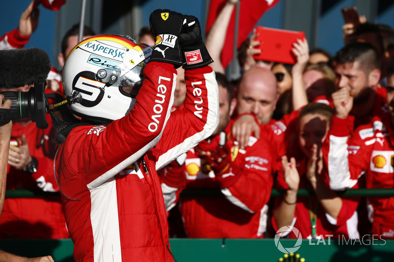 Sebastian Vettel, Ferrari, 1° classificato. festeggia la vittoria all'arrivo nel parco chiuso
