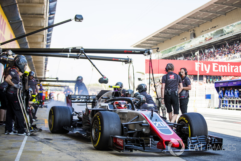 Kevin Magnussen, Haas F1 Team VF-18, sale del pit box