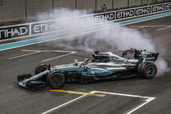 Lewis Hamilton, Mercedes-Benz F1 W08 donut yapıyor