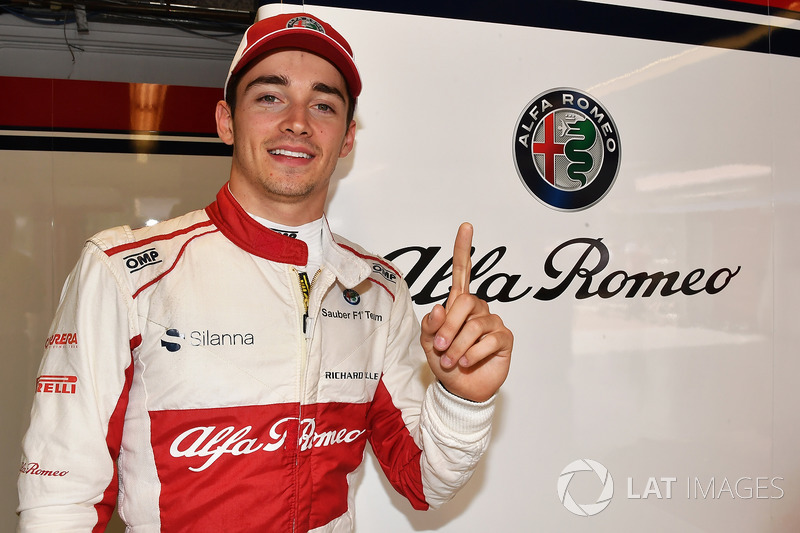 Charles Leclerc, Sauber, festeggia con il team