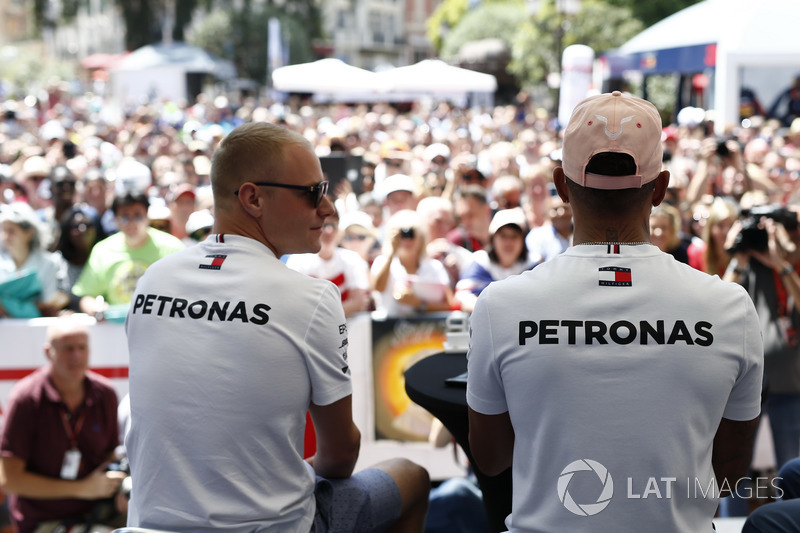 Valtteri Bottas, Mercedes-AMG F1 et Lewis Hamilton, Mercedes-AMG F1 sur scène