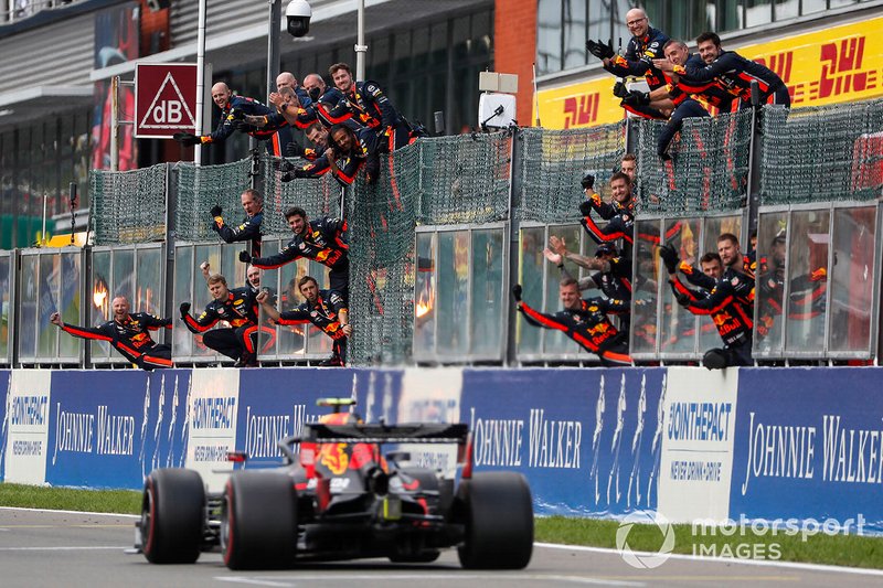 RBR-debutant Alexander Albon krijgt een mooi onthaal van de Red Bull-monteurs.