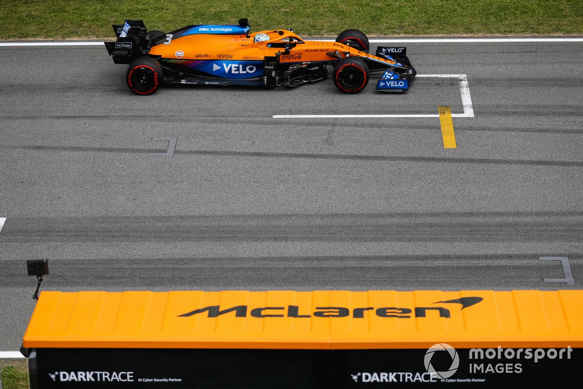 Daniel Ricciardo, McLaren MCL35M, passes the McLaren team on the pit wall