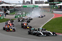 Nico Rosberg, Mercedes AMG F1 W07 e Lewis Hamilton, Mercedes AMG F1 W07 lottano per la posizione all