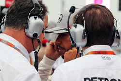 Льюіс Хемілтон, Mercedes AMG F1, менеджер Mercedes GP Рон Мідоус (ліворуч)