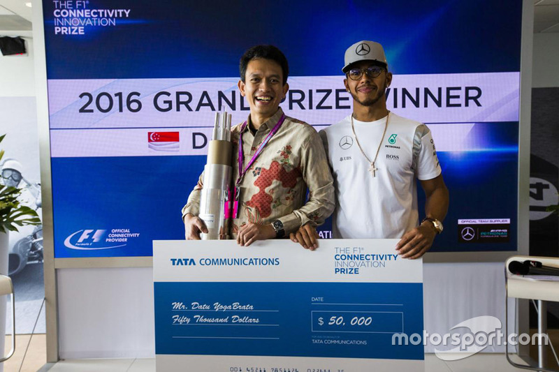 Winner of the 2016 F1 Connectivity Innovation Prize, Datu YogaBrata, with Lewis Hamilton, Mercedes A