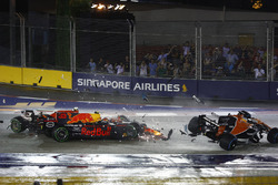 Kimi Raikkonen, Ferrari SF70H, Max Verstappen, Red Bull Racing RB13 ve Sebastian Vettel, Ferrari SF70H ilk tur kaza ve Fernando Alonso, McLaren MCL32