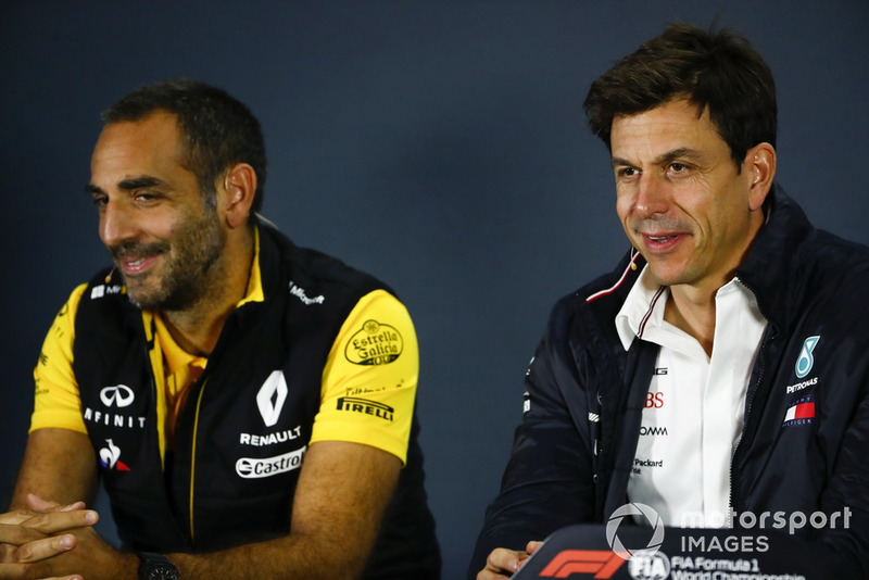 Cyril Abiteboul, directeur général de Renault Sport F1 Team, et Toto Wolff, directeur exécutif de Mercedes AMG F1 lors de la conférence de presse