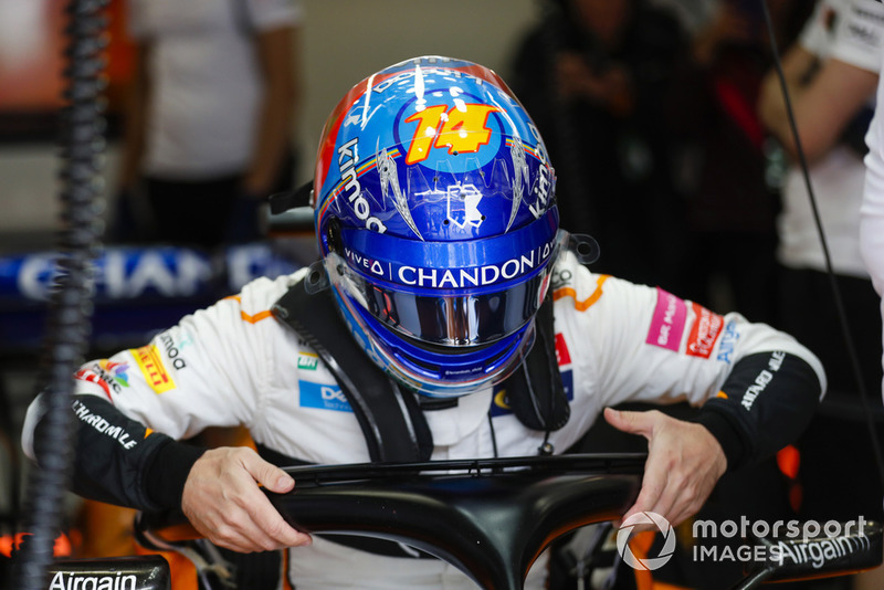 Fernando Alonso, McLaren, s'installe dans son baquet