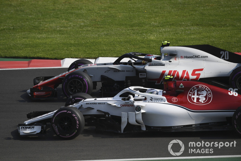 Antonio Giovinazzi, Sauber C37, und Kevin Magnussen, Haas F1 Team VF-18