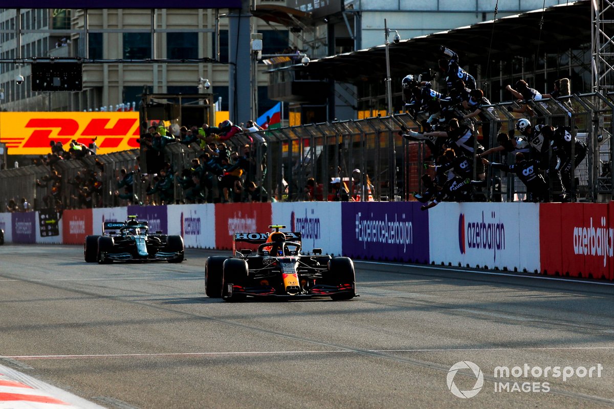 Sergio Perez, Red Bull Racing RB16B, sukses finis pertama dalam GP Azerbaijan 2021 di Sirkuit Baku City