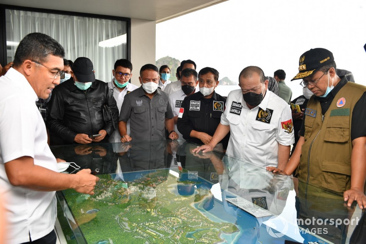 Direktur Utama ITDC, Abdulbar M Mansoer, Menteri Pemuda dan Olahraga Republik Indonesia, Zainudin Amali, meninjau pembangunan Sirkuit Mandalika