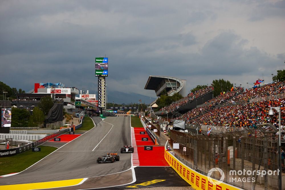 Oscar Piastri, McLaren MCL60, Nyck de Vries, AlphaTauri AT04