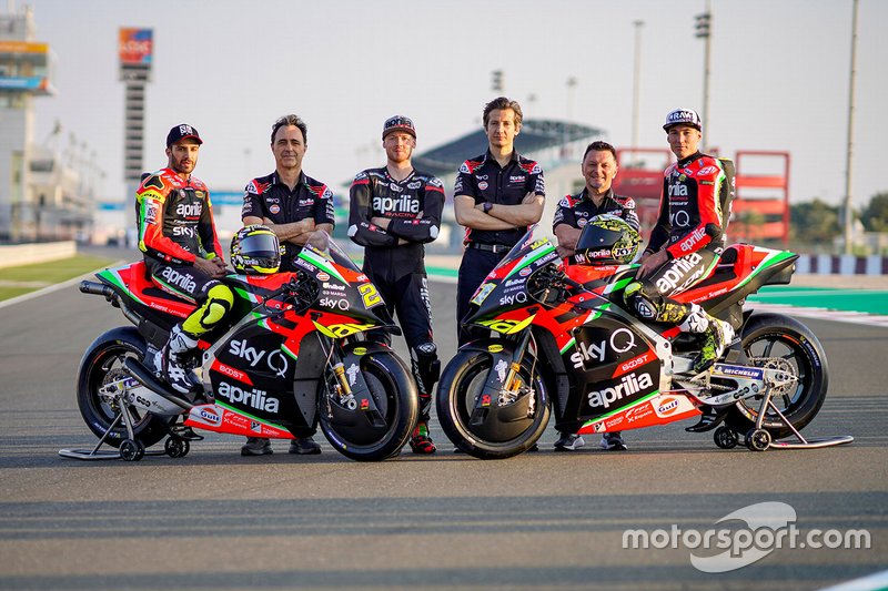 Andrea Iannone, Aleix Espargaro, Bradley Smith, Aprilia Racing Team Gresini con el equipo