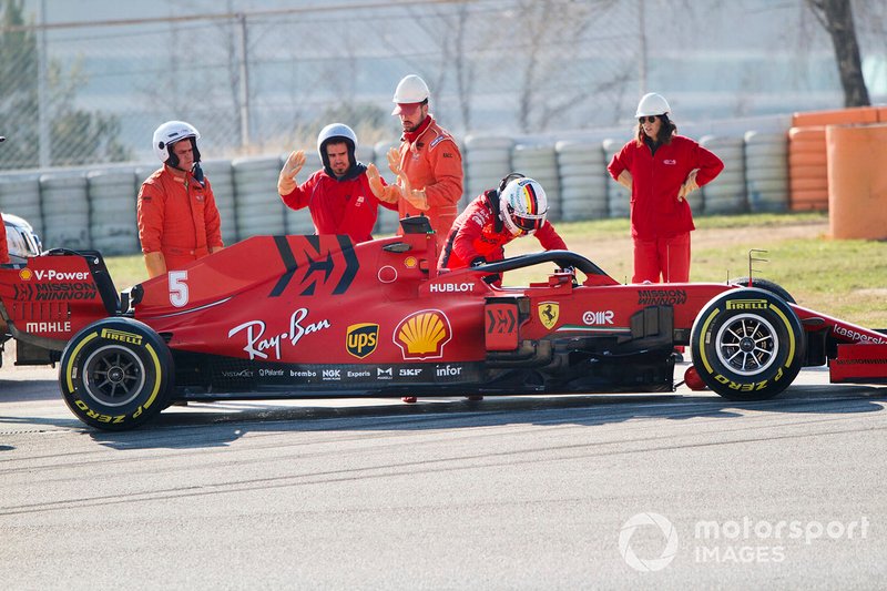Sebastian Vettel, Ferrari SF1000, se detiene en pista con avería