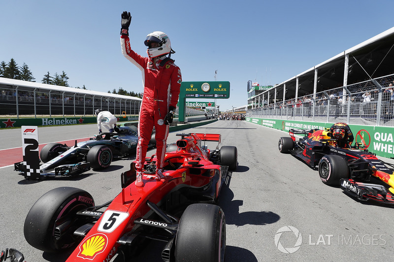 Il poleman Sebastian Vettel, Ferrari SF71H festeggia nel parco chiuso