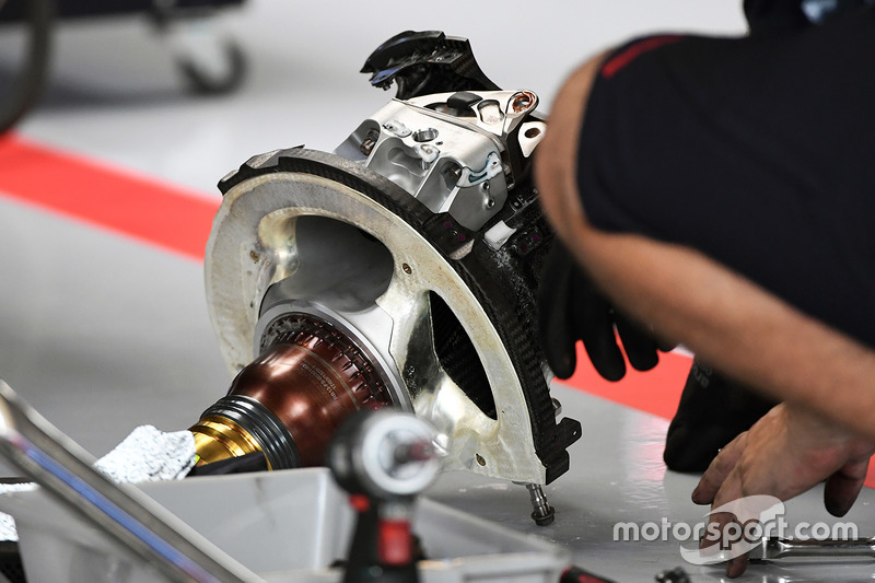 Red Bull Racing RB13 eje de rueda delantera