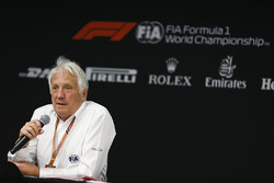 Charlie Whiting, FIA Yarış Direktörü, FIA Perşembe günü basın toplantısında konuşuyor