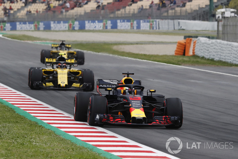 Daniel Ricciardo, Red Bull Racing RB14, Carlos Sainz Jr., Renault Sport F1 Team R.S. 18