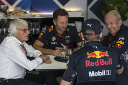 Bernie Ecclestone, in gesprek met Christian Horner, Red Bull Racing Team Principal, Max Verstappen,