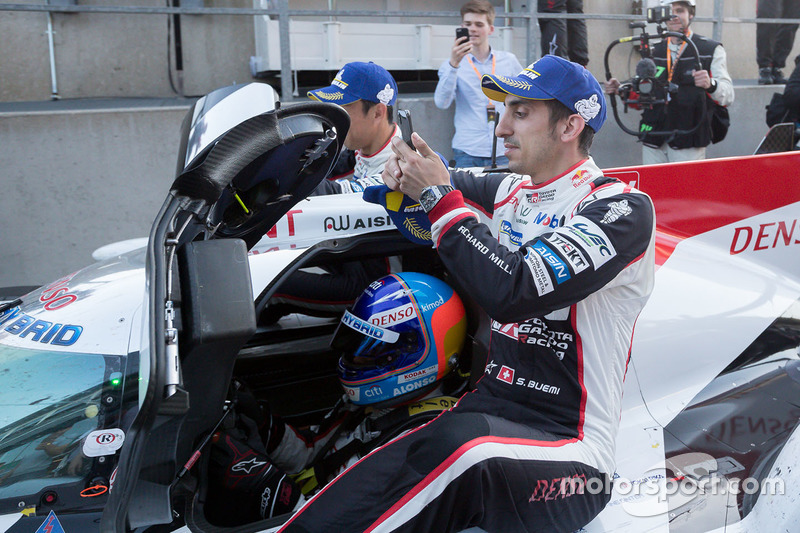 Победители гонки №8 Toyota Gazoo Racing Toyota TS050: Себастьен Буэми, Казуки Накаджима, Фернандо Алонсо